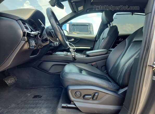 WA1LAAF70JD003294 2018 AUDI Q7 Gray Front interior view