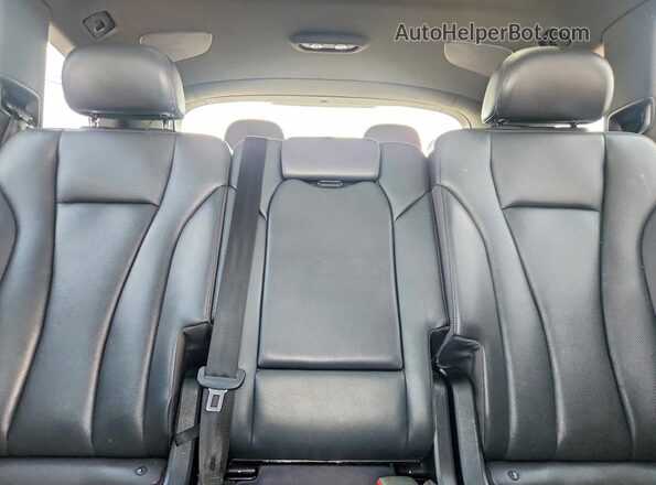 WA1LAAF70JD003294 2018 AUDI Q7 Gray Rear seats view