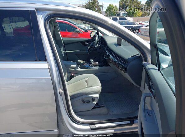 WA1LAAF71HD034435 2017 AUDI Q7 Silver Front interior view