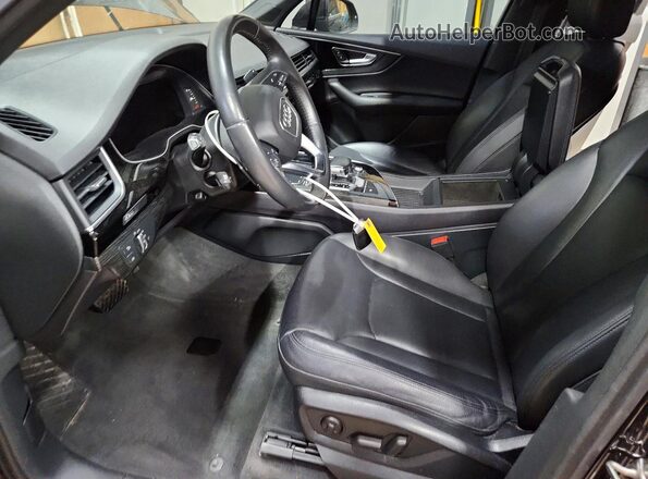 WA1LAAF71JD047160 2018 AUDI Q7 Black Front interior view