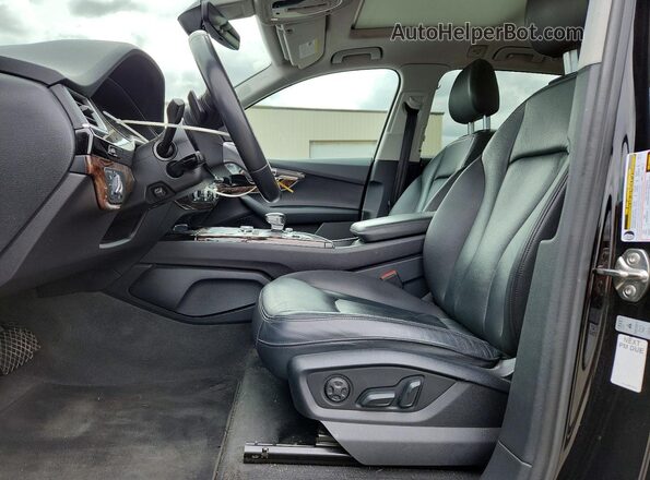 WA1LAAF72JD027189 2018 AUDI Q7 Black Front interior view