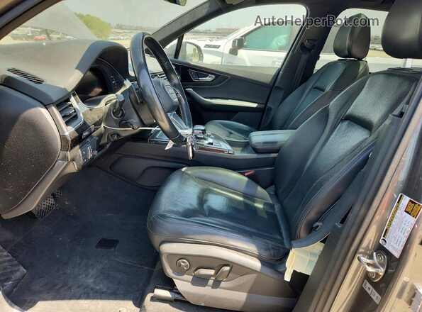 WA1LAAF73JD000910 2018 AUDI Q7 Gray Front interior view
