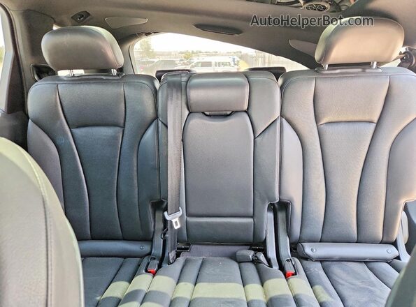 WA1LAAF73JD000910 2018 AUDI Q7 Gray Rear seats view
