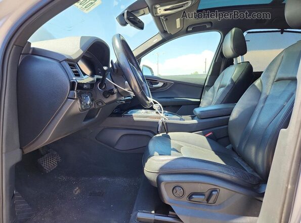 WA1LAAF74HD011330 2017 AUDI Q7 Silver Front interior view