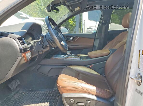 WA1LAAF75HD047155 2017 AUDI Q7 White Front interior view
