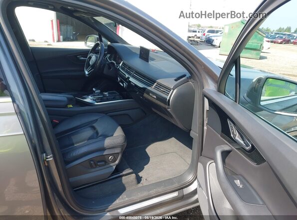 WA1LAAF76HD028002 2017 AUDI Q7 Gray Front interior view