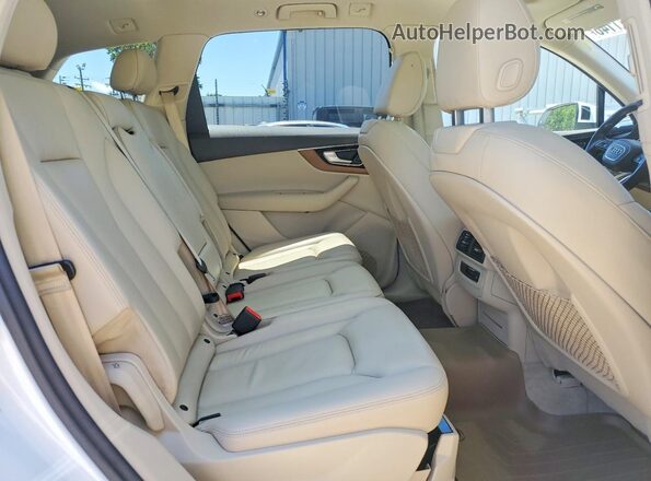 WA1LAAF78HD010813 2017 AUDI Q7 White Widok tylnych siedzeń