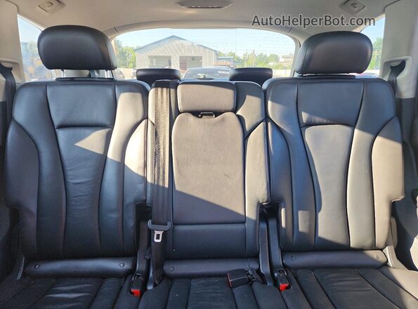 WA1LAAF78HD033458 2017 AUDI Q7 Silver Rear seats view