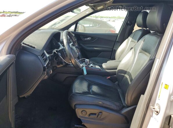 WA1LAAF79HD024820 2017 AUDI Q7 Серебряный Вид салона спереди