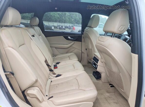 WA1LAAF79HD035297 2017 AUDI Q7 White Вид задньої частини салону