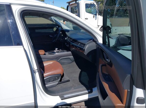 WA1LAAF79JD041039 2018 AUDI Q7 White Front interior view