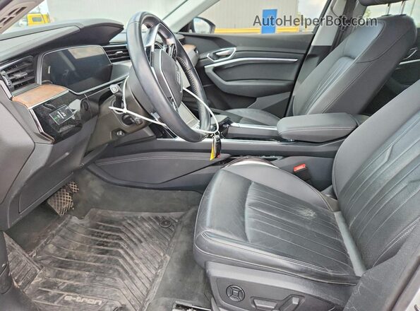 WA1LAAGE1KB024567 2019 AUDI E-TRON White წინა სალონის ხედი