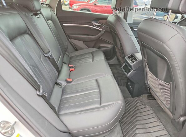 WA1LAAGE1KB024567 2019 AUDI E-TRON White უკანა სავარძლების ხედი