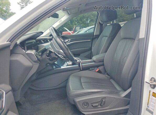 WA1LAAGEXMB024151 2021 AUDI E-TRON White Widok wnętrza z przodu