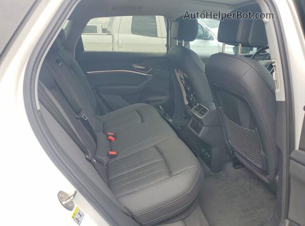 WA1LAAGEXMB024151 2021 AUDI E-TRON White Widok wnętrza z tyłu