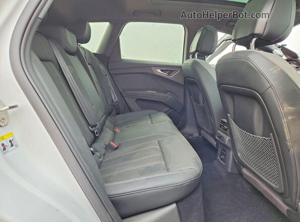 WA1LUBFZ9RP047402 2024 AUDI Q4 White Vista interior trasera