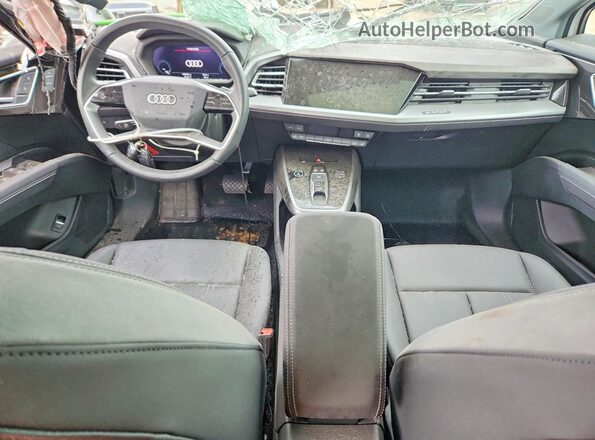 WA1LUBFZ9RP047402 2024 AUDI Q4 White Vista del salpicadero