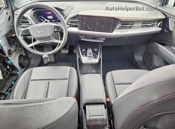 WA1LUBFZXRP058912 2024 AUDI Q4 Gray Widok deski rozdzielczej