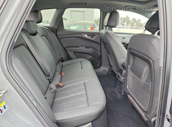 WA1LUBFZXRP058912 2024 AUDI Q4 Gray Widok tylnych siedzeń