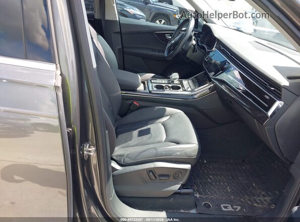 WA1LXBF72ND019717 2022 AUDI Q7 Gray Front interior view