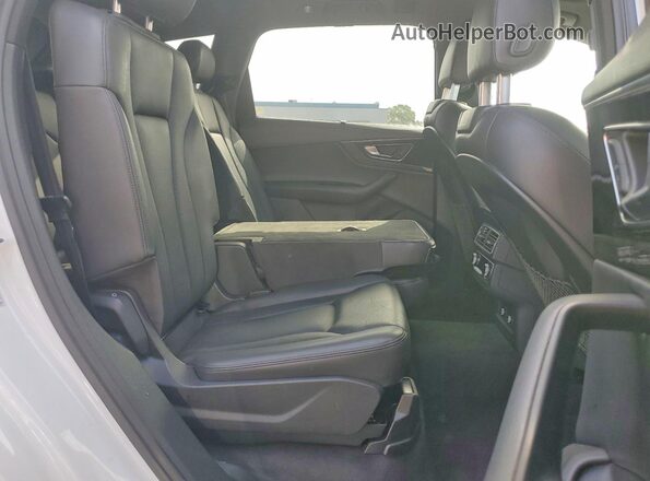 WA1VAAF71JD035535 2018 AUDI Q7 White უკანა სალონის ხედი