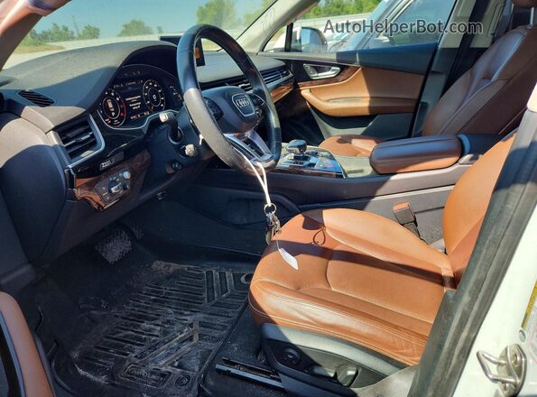 WA1VAAF71JD049063 2018 AUDI Q7 White წინა სალონის ხედი