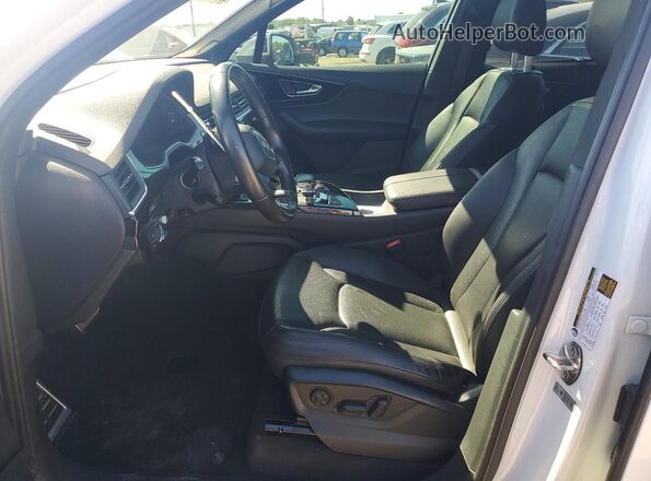WA1VAAF72HD004997 2017 AUDI Q7 White Front interior view