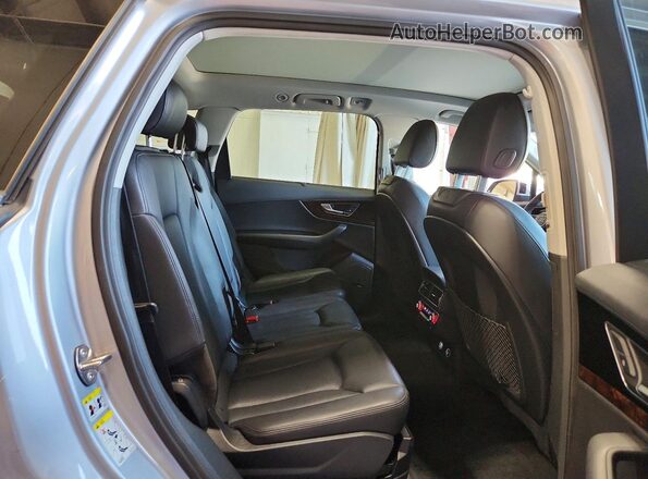 WA1VAAF72JD043708 2018 AUDI Q7 Silver Widok wnętrza z tyłu