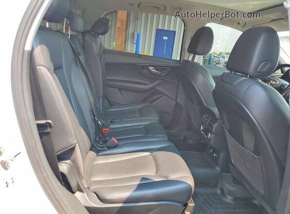 WA1VAAF76JD022179 2018 AUDI Q7 White Widok wnętrza z tyłu