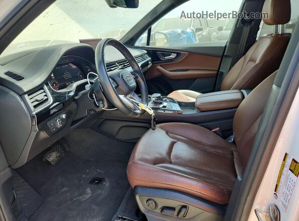 WA1VAAF78JD017985 2018 AUDI Q7 White Front interior view
