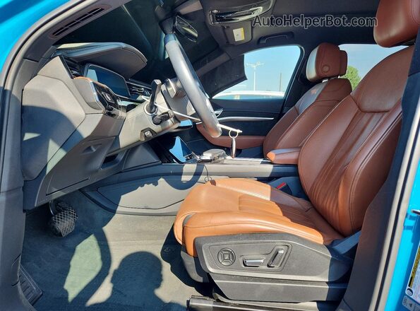 WA1VAAGE2KB021167 2019 AUDI E-TRON Бирюзовый Вид салона спереди