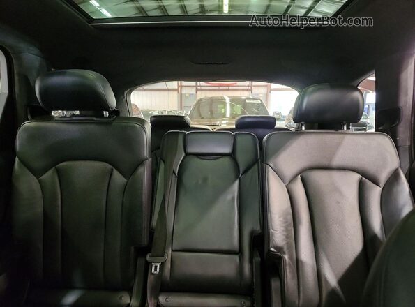 WA1VABF72JD009581 2018 AUDI Q7 Gray Rear seats view