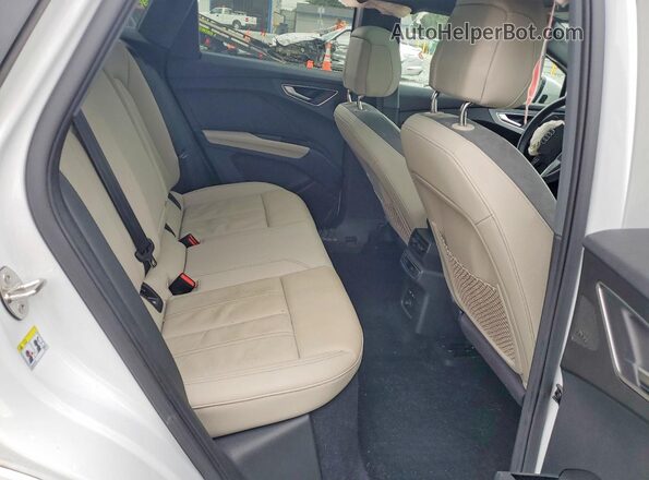 WA1W2BFZ4NP052729 2022 AUDI Q4 White Widok wnętrza z tyłu