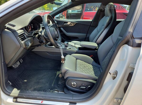 WAUC4CF5XJA077974 2018 AUDI S5 White Front interior view