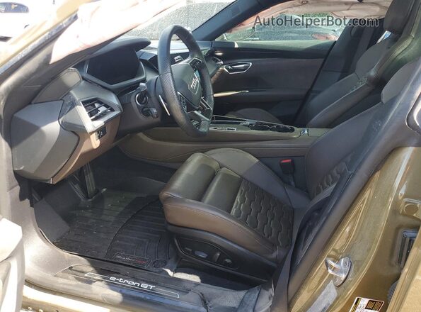 WAUCJBFW0R7001801 2024 AUDI E-TRON Зеленый Вид салона спереди