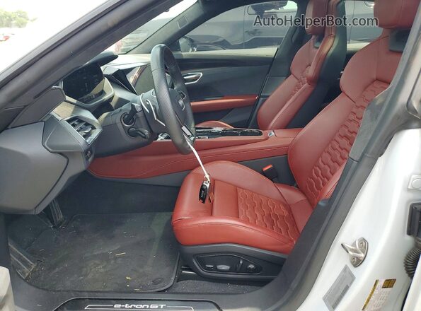 WAUEJBFW8R7003336 2024 AUDI E-TRON White წინა სალონის ხედი