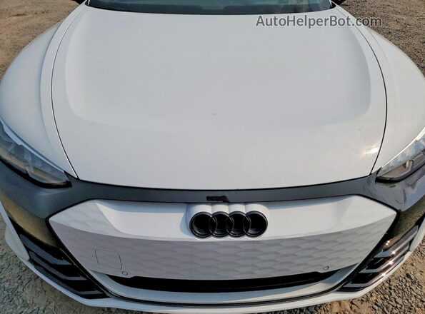 WAUEJBFW8R7003336 2024 AUDI E-TRON White უკანა სალონის ხედი