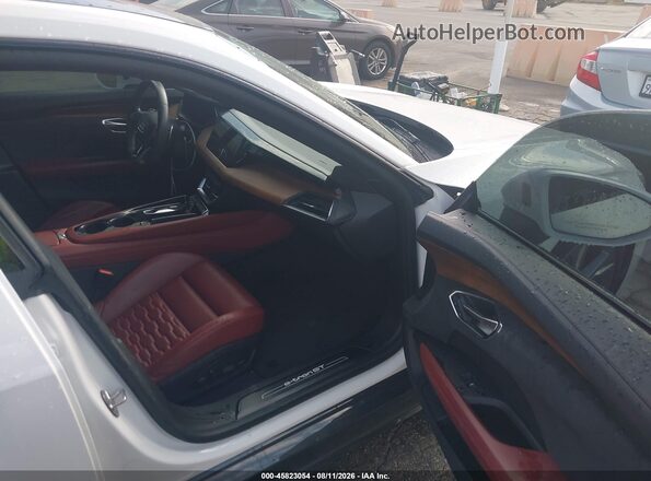 WAUFJBFW4R7002527 2024 AUDI E-TRON Белый Вид салона спереди