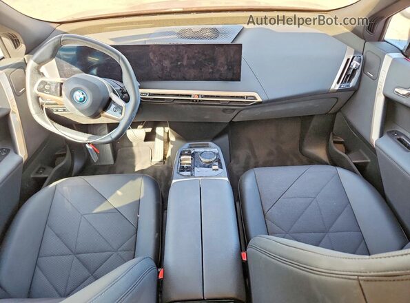 WB523CF03SCS07827 2025 BMW IX Burgundy Вид панелі приладів