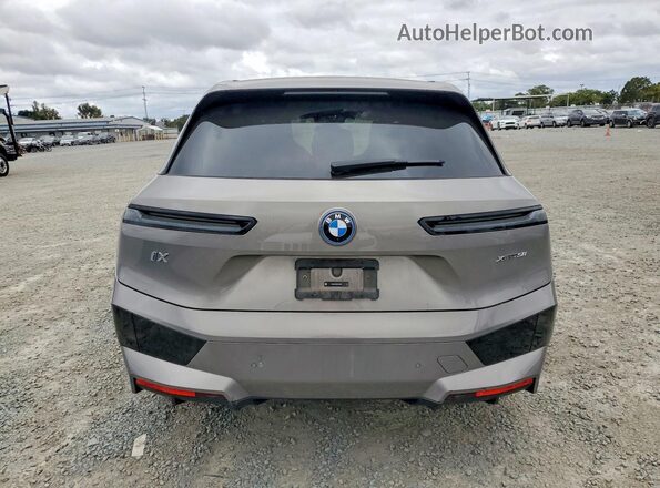 WB523CF04SCT70826 2025 BMW IX Серый Вид сзади