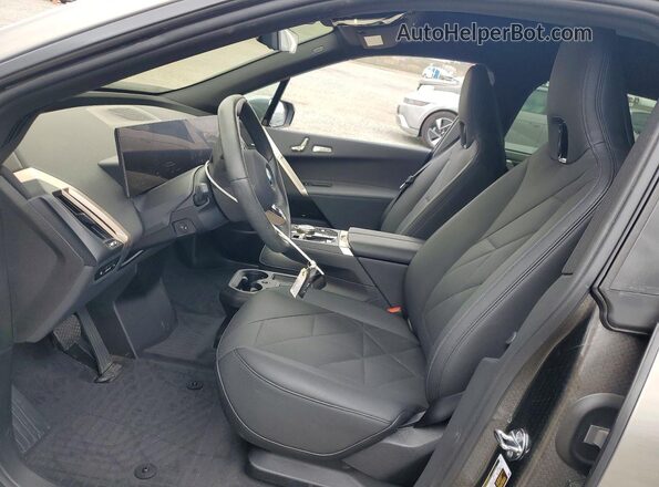 WB523CF04SCT70826 2025 BMW IX Серый Вид салона спереди