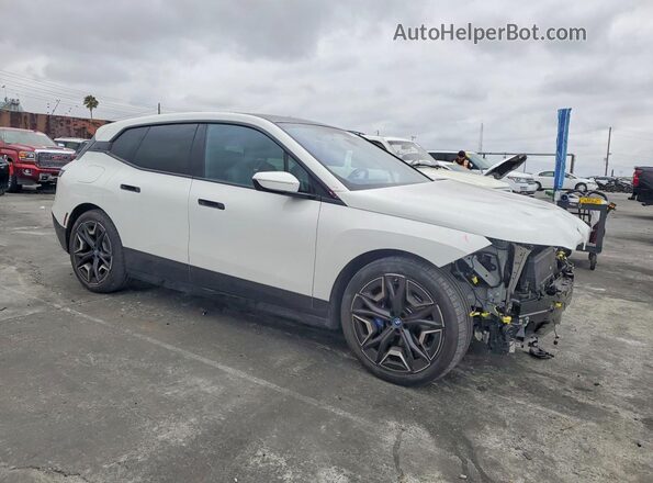 WB533CF03PCM64126 2023 BMW IX Белый Передняя правая четверть
