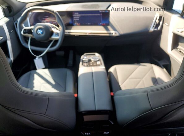 WB543CF06TCW50483 2026 BMW IX Black Вид панелі приладів