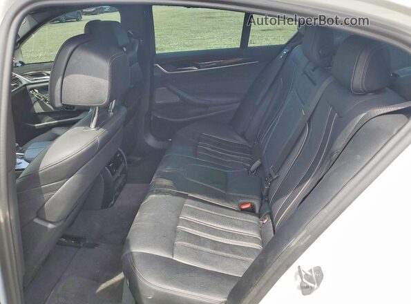 WBA13BK07MCF15411 2021 BMW M5 White Vista de los asientos traseros