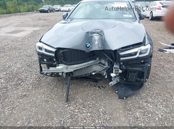 WBA33AG00PCL27018 2023 BMW 5 SERIES Gray Widok z przodu