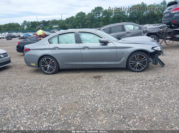 WBA33AG00PCL27018 2023 BMW 5 SERIES Gray Widok wnętrza z tyłu