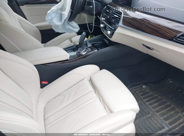 WBA33AG00PCL27018 2023 BMW 5 SERIES Gray Widok wnętrza z przodu