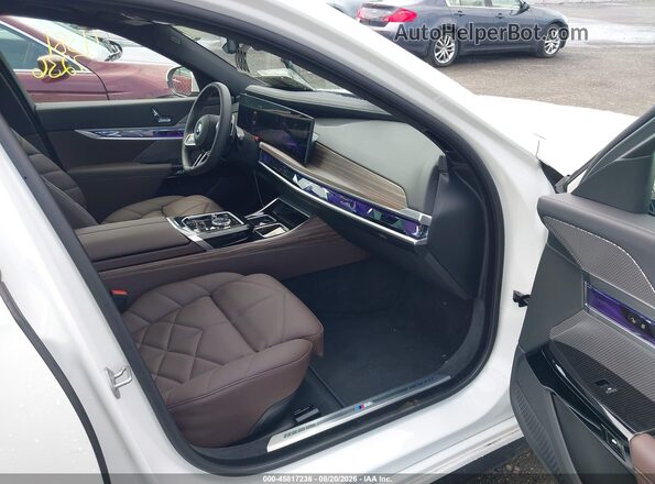 WBA33EH04TCX57568 2026 BMW 7 SERIES White Вид салону спереду