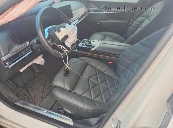 WBA33EH05SCU74076 2025 BMW 7 SERIES White წინა სალონის ხედი