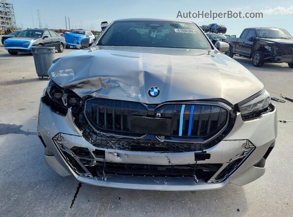 WBA43FJ01RCR14261 2024 BMW 5 SERIES Gray წინა ხედი